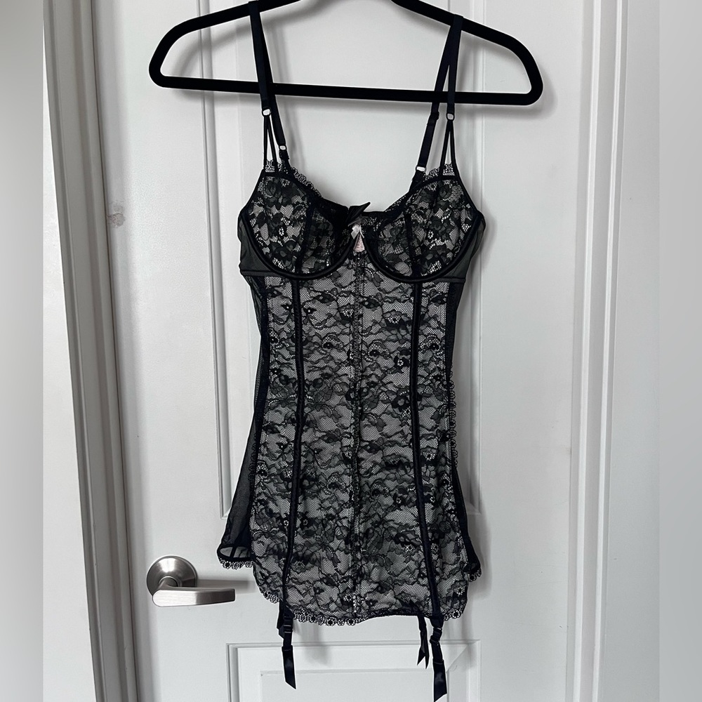 NWT Never Worn! Victoria’s Secret Garter Bustier / Chemise Size 36B
